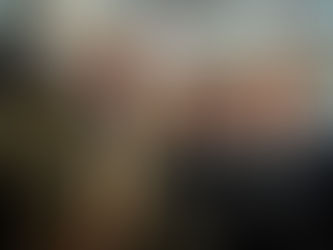 Un enfant qui tire la langue