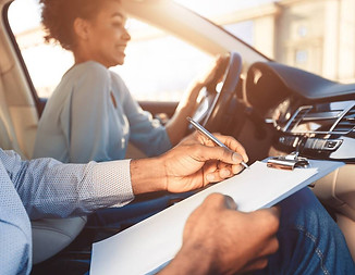 femme conduisant une voiture avec un inspecteur