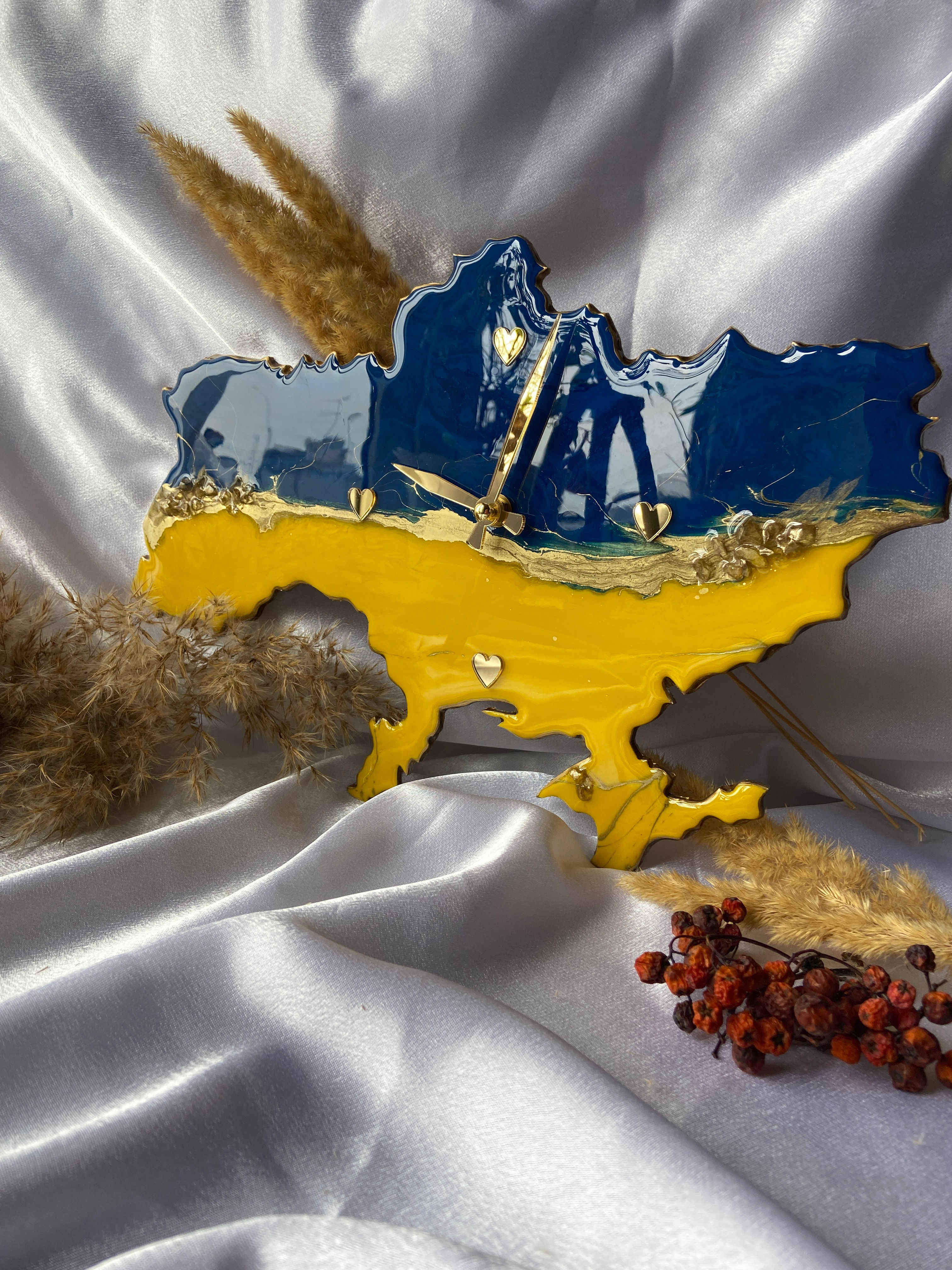 wall clock"stay with Ukraine"