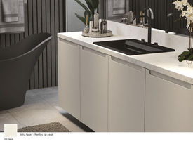 Banheiro com design contemporâneo e espaço de armazenamento eficiente