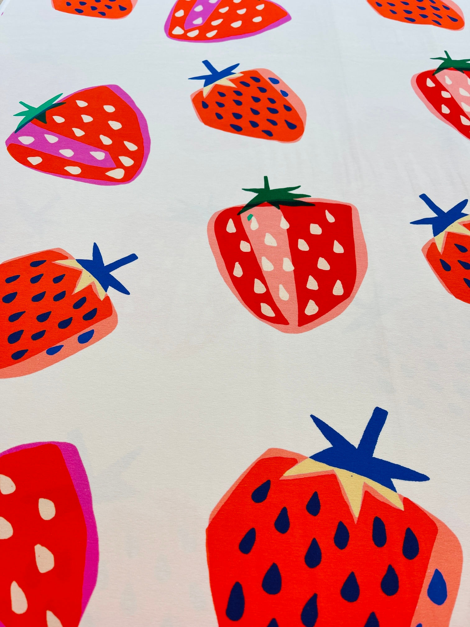 Meterware Jersey "BIG STRAWBERRY" creme rot
