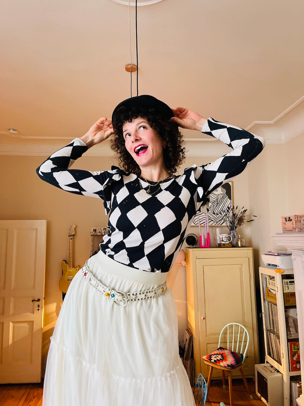 VVK! Longsleeve mit Rüschen aus Rippjersey " HARLEKIN" schwarz creme