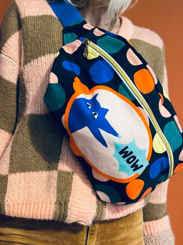 Miniaturbild: SPECIAL EDITION Crossbody Bag "WOW, WOLF"   schwarz Fannypack