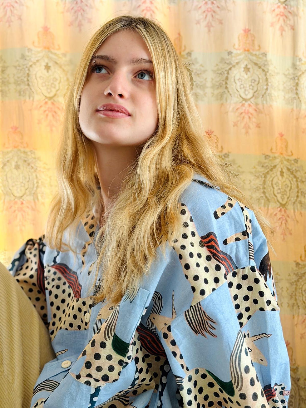Miniaturbild: Lässige Hemdbluse "MORE UNICORNS" hellblau