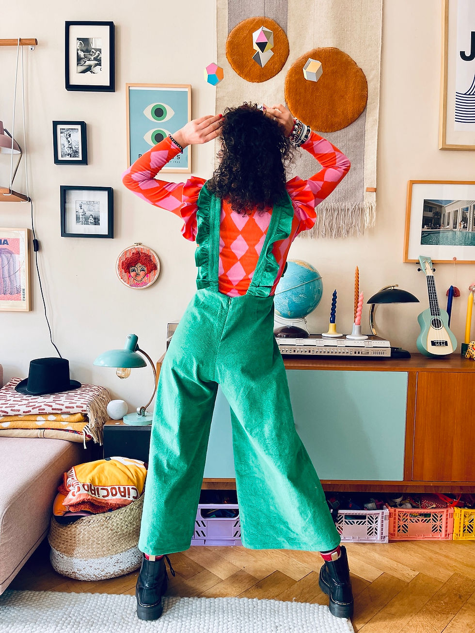 Miniaturbild: Latzhose GEORGY mit Rüschen aus Cord "KAKTUS" grün