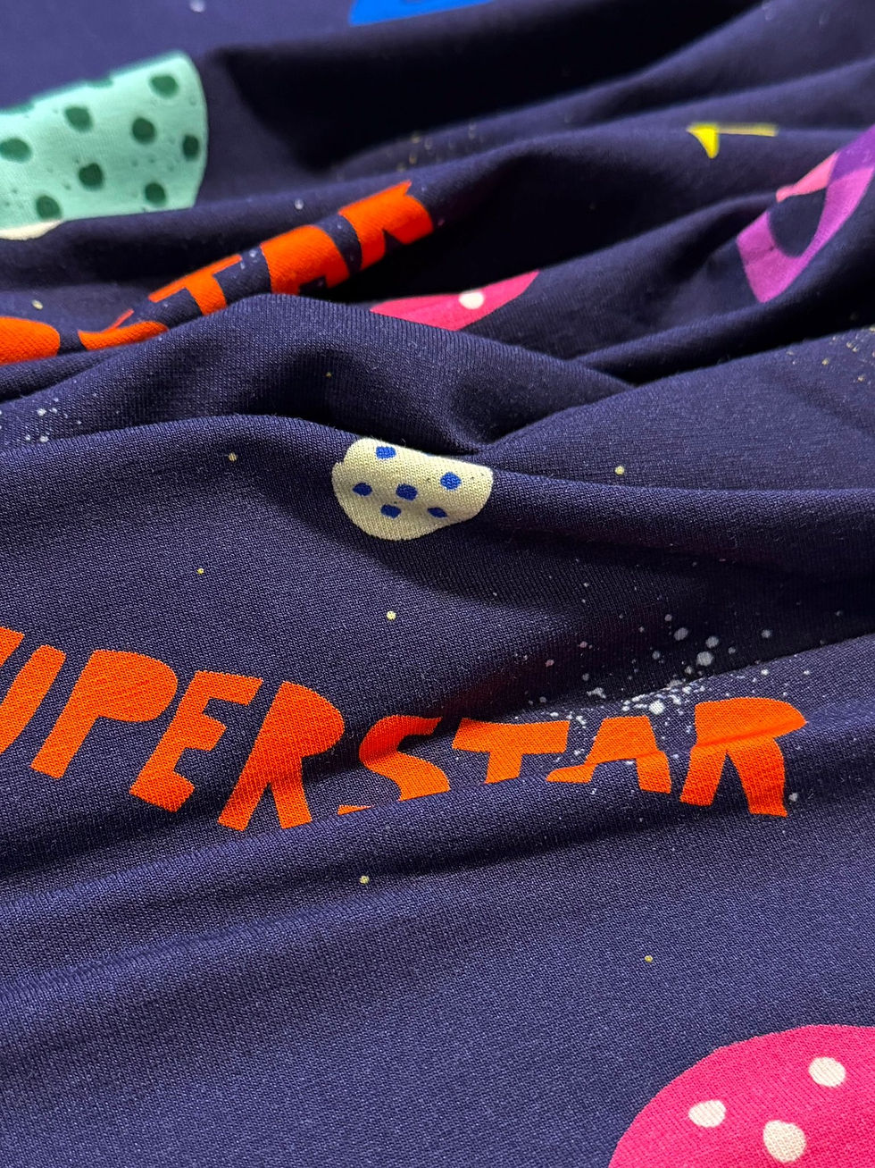 Miniaturbild: SALE 40! Meterware Jersey extra breit "SUPERSTAR IN SPACE" lilablau