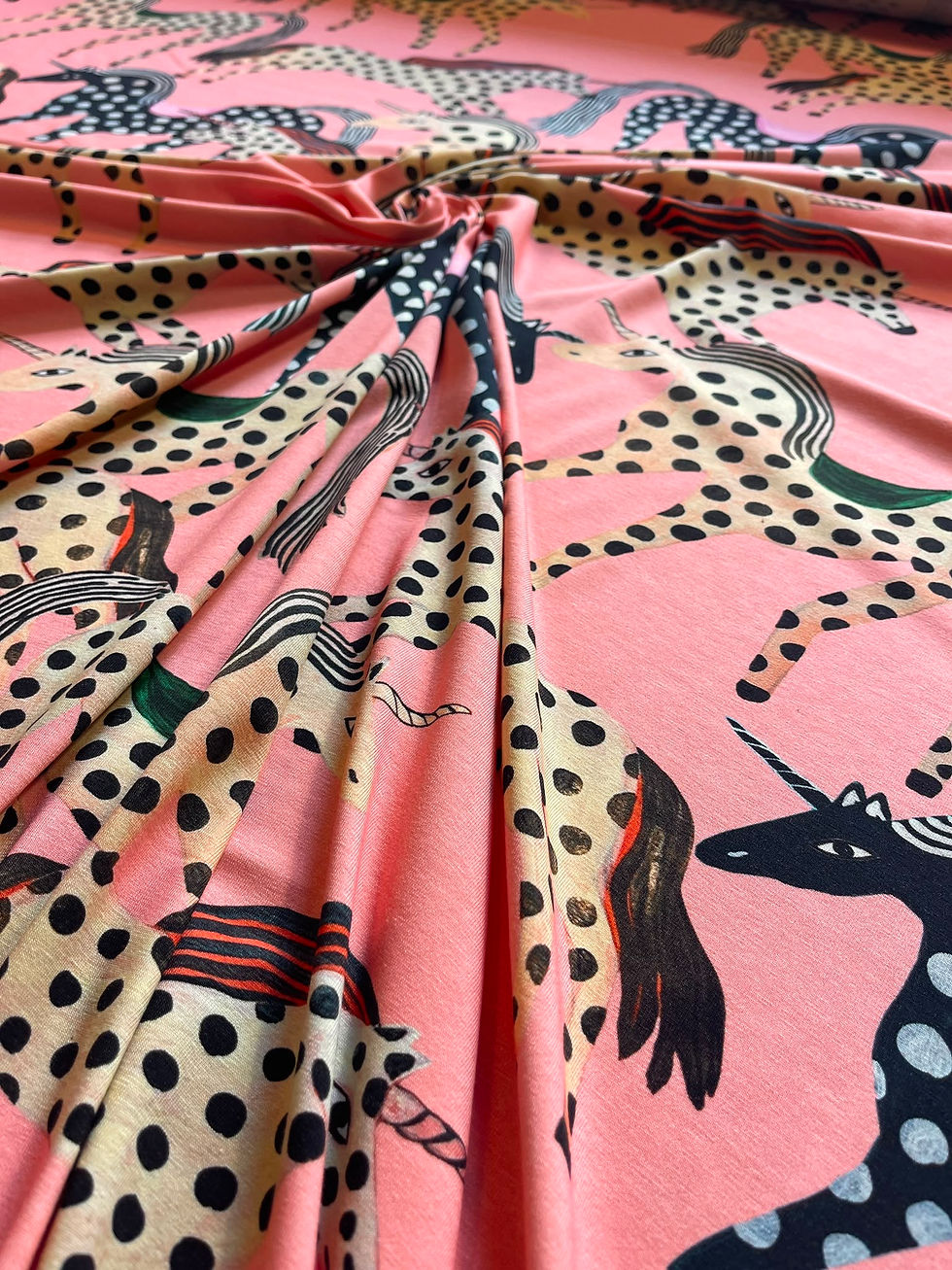 Miniaturbild: Meterware Jersey ""MORE UNICORNS" puderrosa