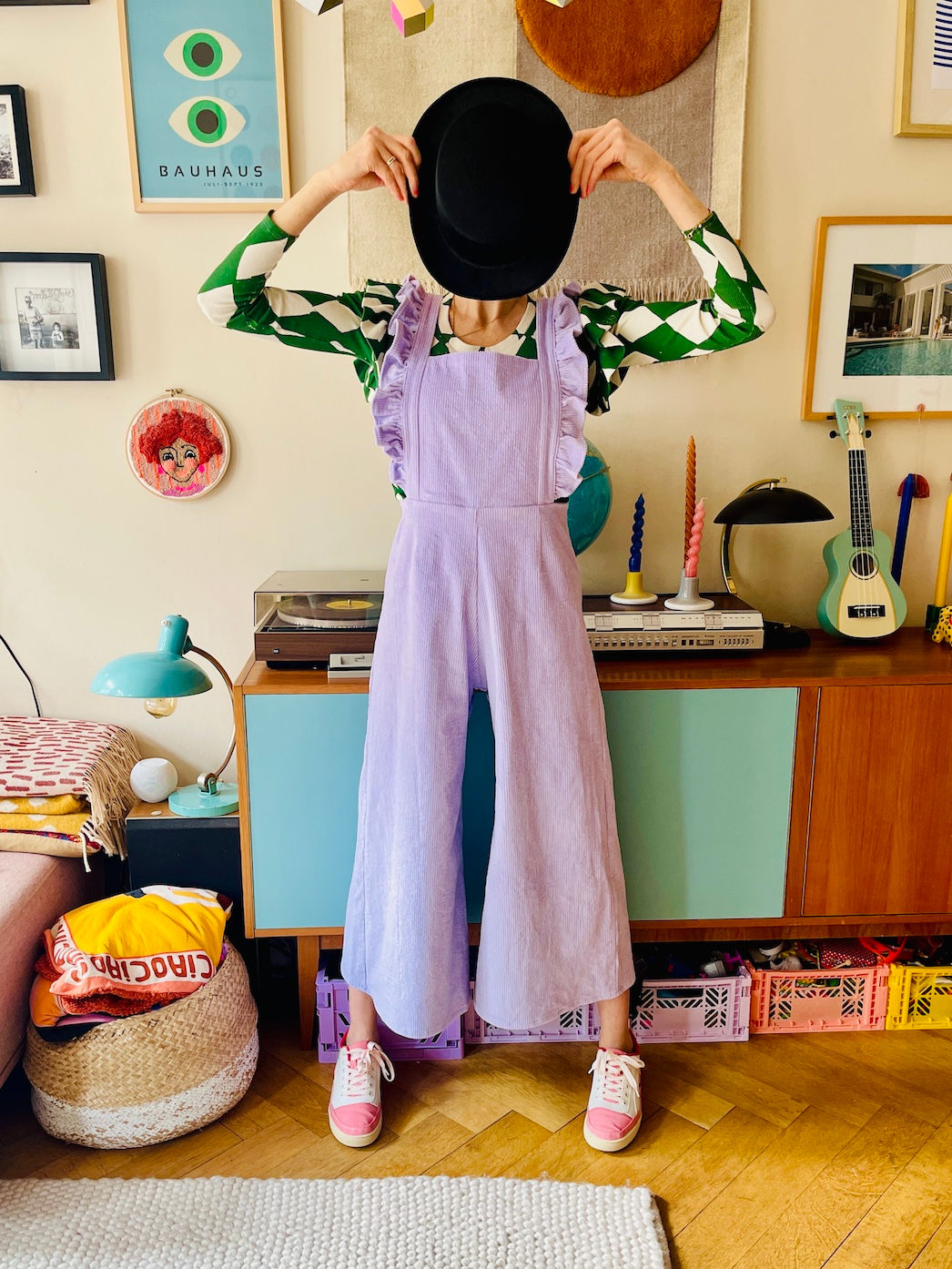 NEW IN! Latzhose GEORGY mit Rüschen aus Cord "LILAC FLOWER" helles lila