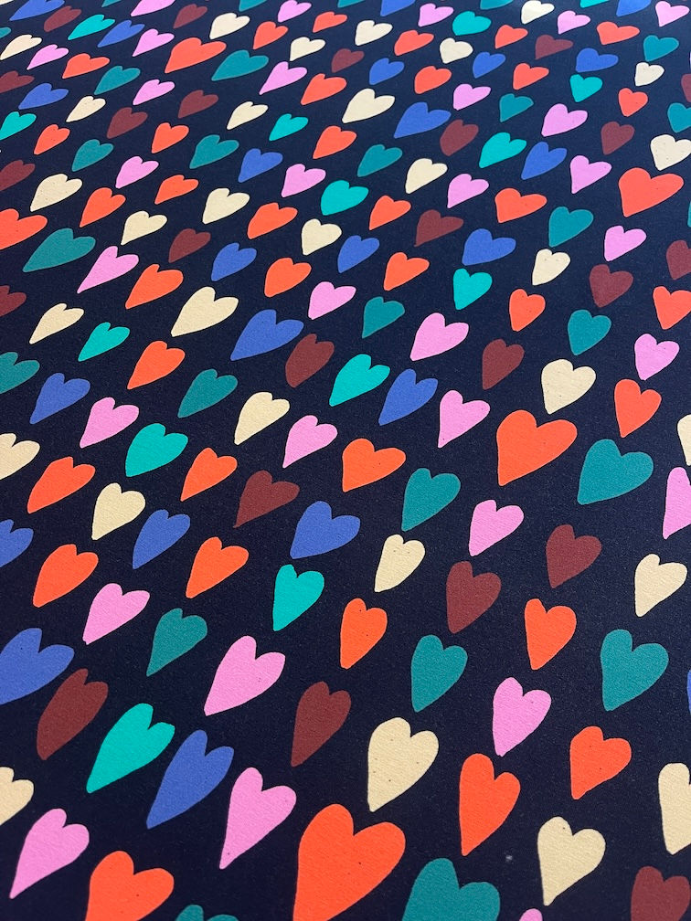 Miniaturbild: Meterware Jersey extra breit "PRIDE HEARTS" schwarz bunt