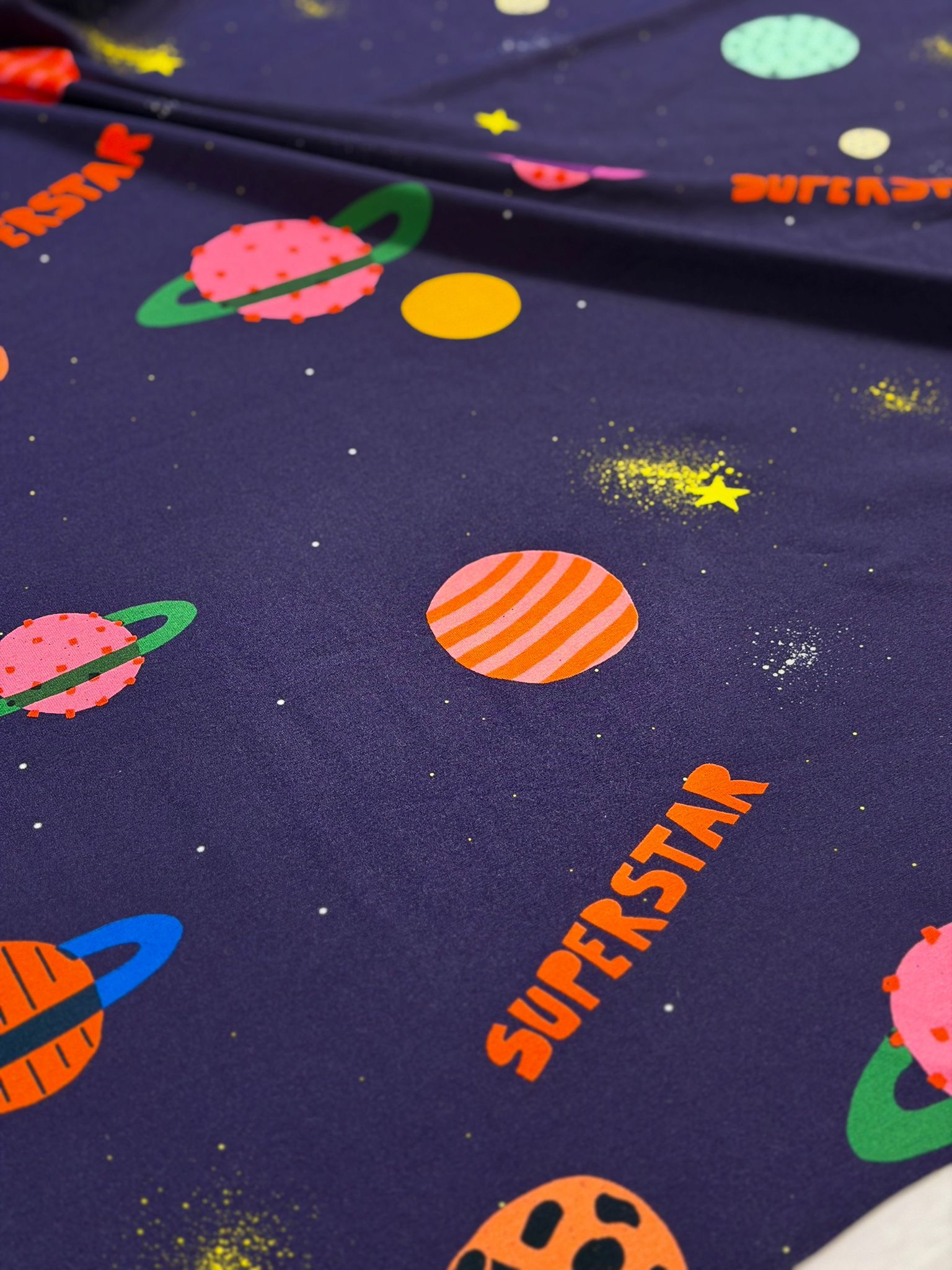Meterware Jersey extra breit "SUPERSTAR IN SPACE" lilablau