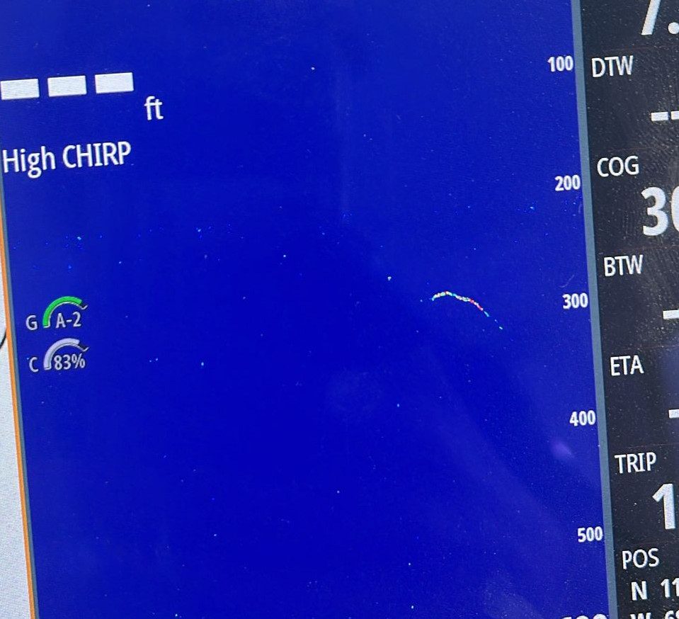 Simrad fish finder showing fish below the boat offshore Curaçao