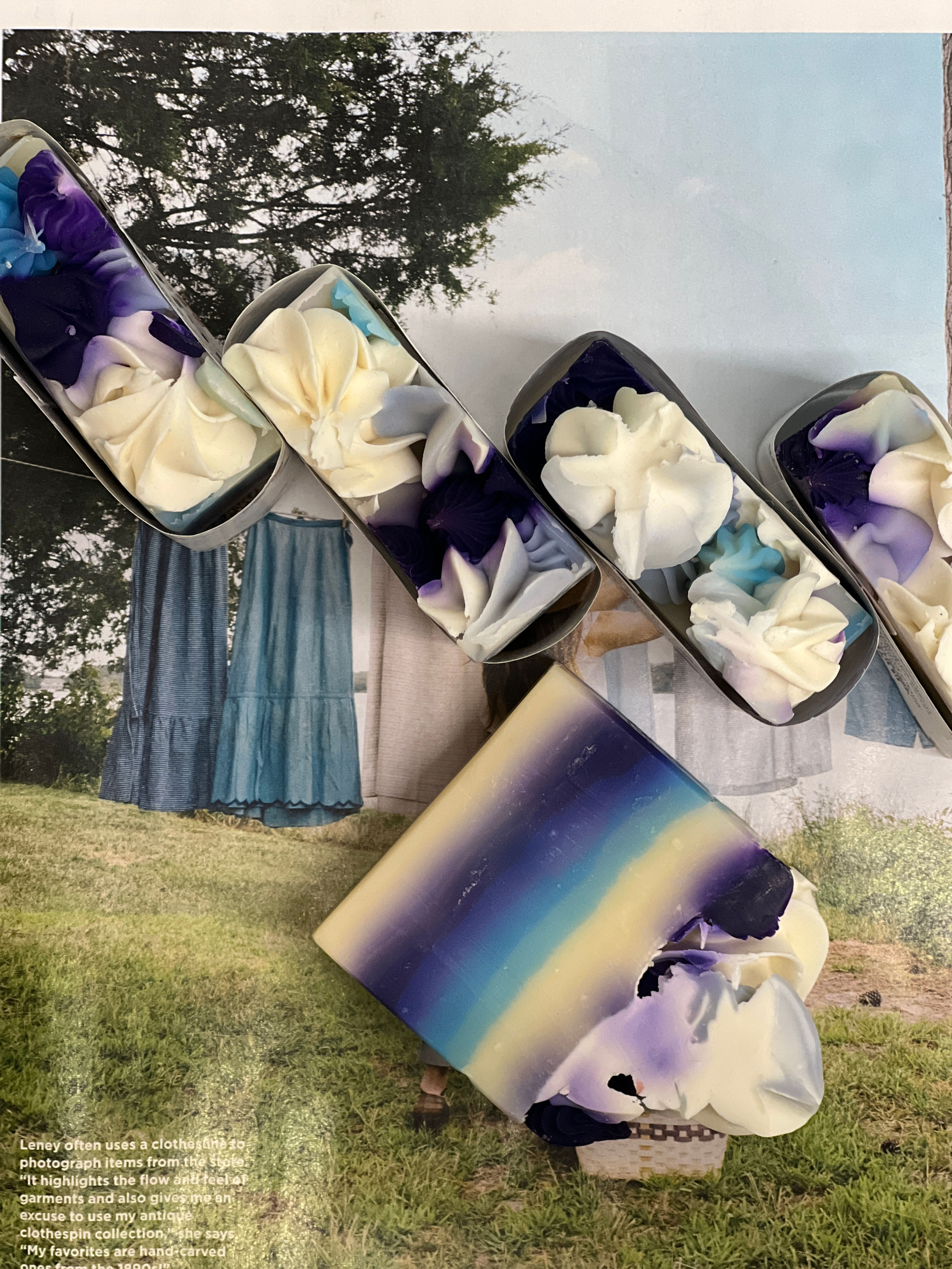 Fusion de luxe : savon 'Bleu Royal' aux arômes de lavande, de citron, d'ananas, de menthe poivrée, de bois de cèdre et de bois de santal