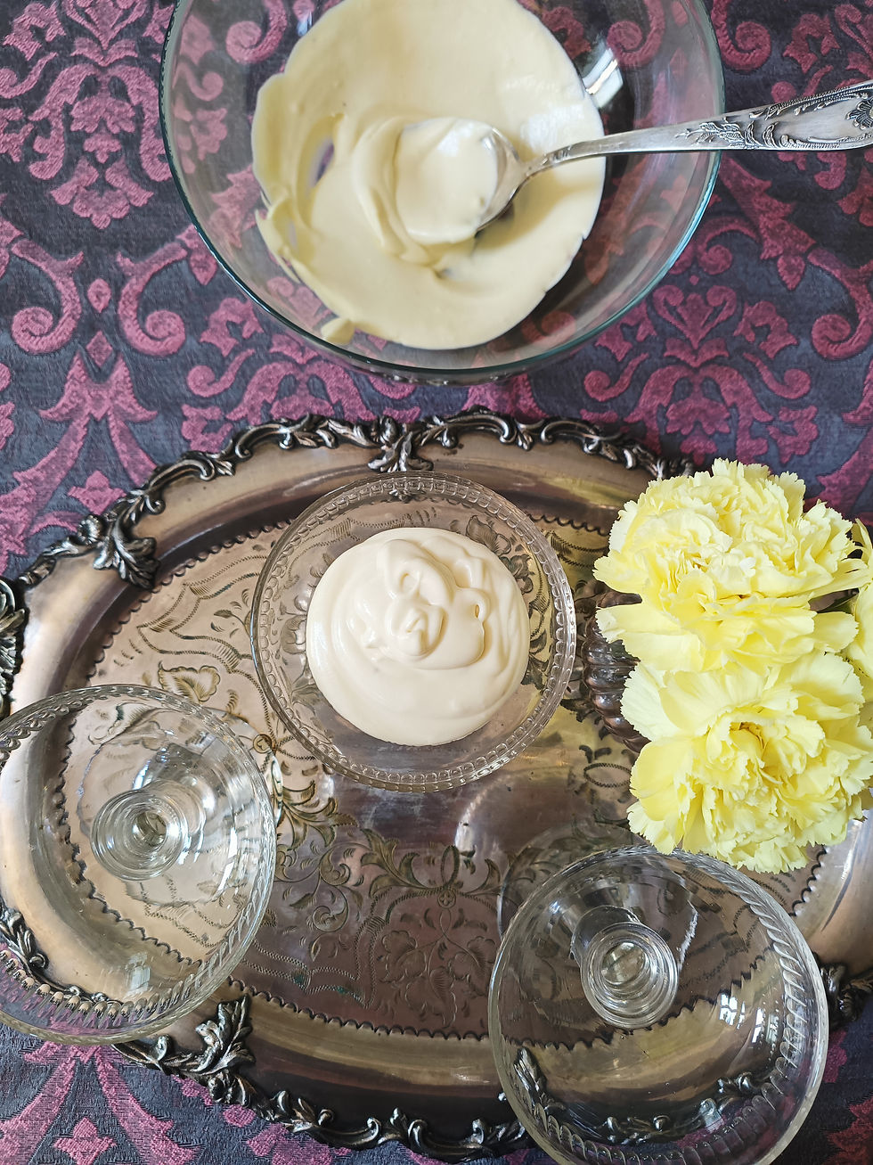Spoon the mascarpone cream into serving cups