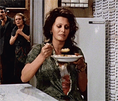 Sofia Loren eats spaghetti matrimoni all'italiana