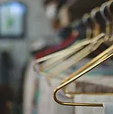 Le tri du dressing avec une coach en image située à Bois d'arcy. Tri du dressing pour vous à votre domicile dans les Yvelines