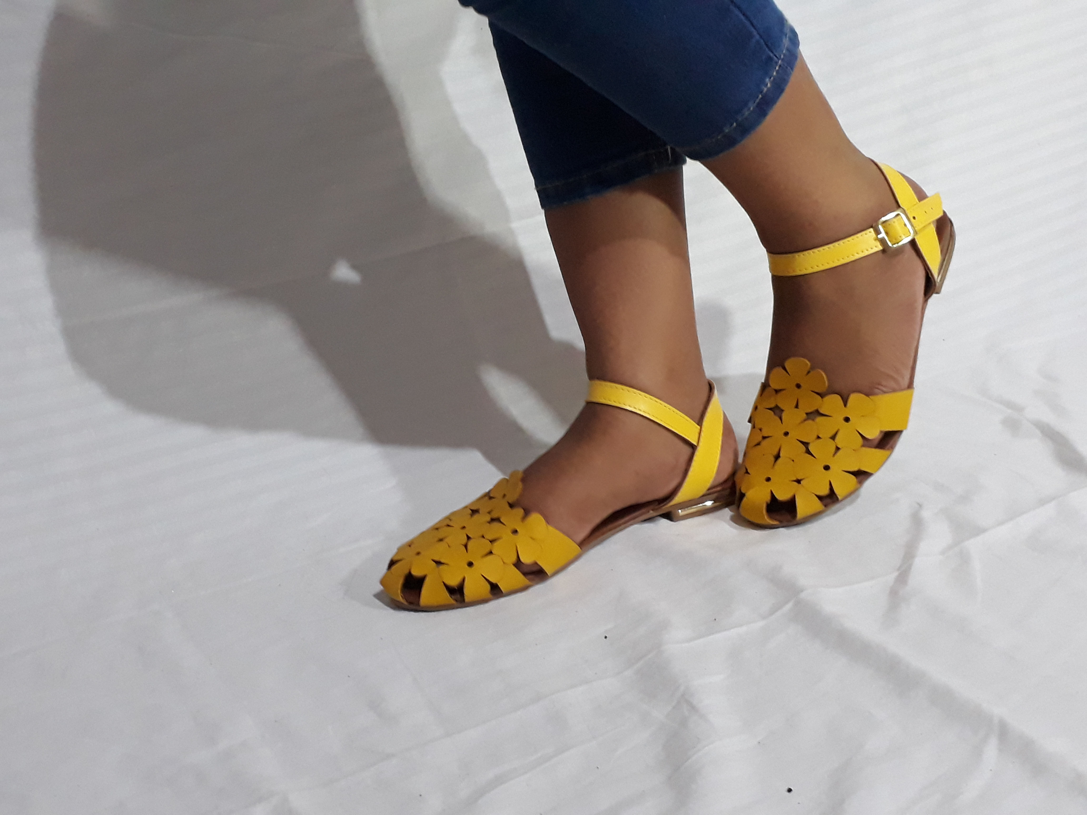 Sandalia Flor Tipo Cuero