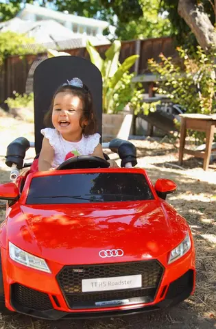 Un bebé pequeño gana confianza en sus movimientos gracias al programa GoBabyGo