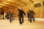 Eine Gruppe Frauen macht Tai Chi im Dragonwood Stralsund
