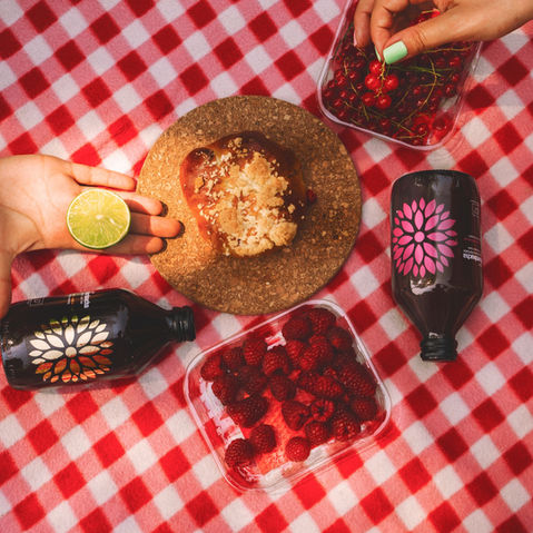 Lahvičky kombuchy VIGO na stole