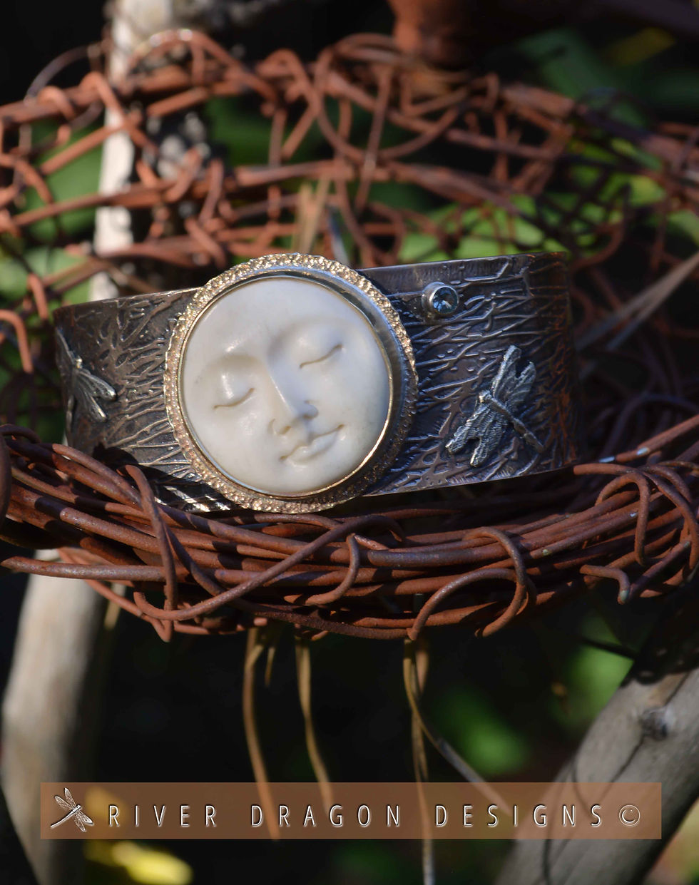 Thumbnail: Dancing in Moonlight, reflecting moon