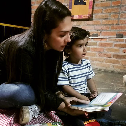 Madre e hijo leyendo