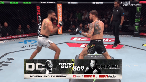 Đầu hiệp 3, lại lao tới và đẩy lùi bằng combo double leg - level change punch, kick.