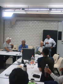 A "Reflexionar los mandatos de la masculinidad".