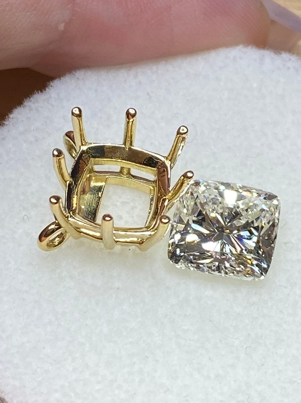 gold necklace setting and loose diamond