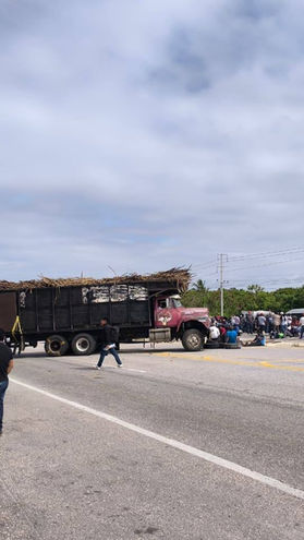 Cañeros bloquean la carretera federal Campeche–Champotón en protesta por el precio del azúcar