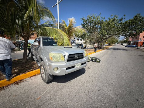 ¡Camioneta fuera de control! Tacoma embiste a motociclista en la Colosio; falla de frenos habría provocado el aparatoso choque
