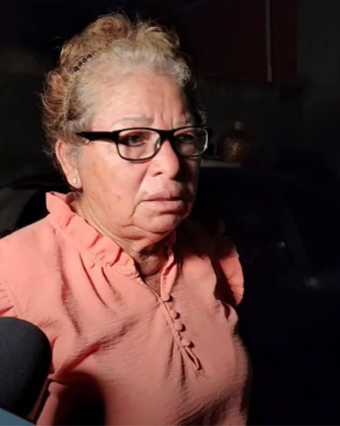 "Para mi esto es una pesadilla... más de 20 años viviendo aquí y vienen a desalojarnos... sacando todo, todo en medio de la noche"