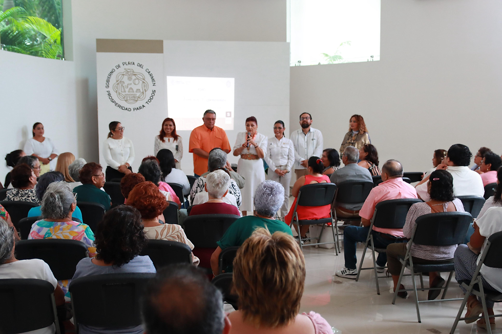Josefina "Polaka" Muza, acompañada por los funcionarios de justicia social, el Sistema DIF la Secretaría de Salud, dando la bienvenida a los asistente al Primer Foro "Voces con experiencia".