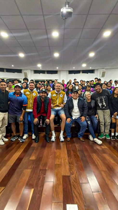 Stefan Boermans conmueve e impulsa a jóvenes universitarios con mensaje olímpico en Playa del Carmen