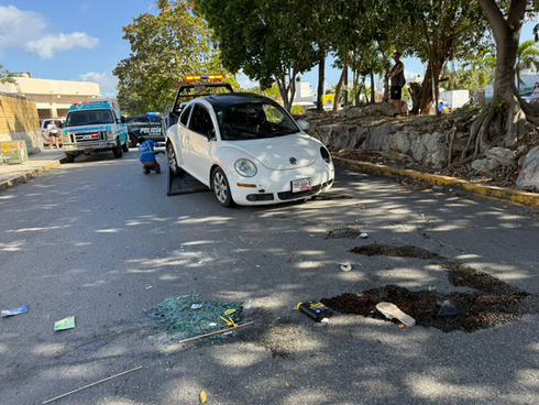 ¡Se le subieron las copas… y el coche al camellón! Termina volcada en Palmas 1