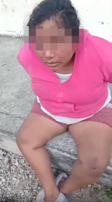 Por causar destrozos en sus viviendas vecinos someten a mujer con evidente problema de salud mental.