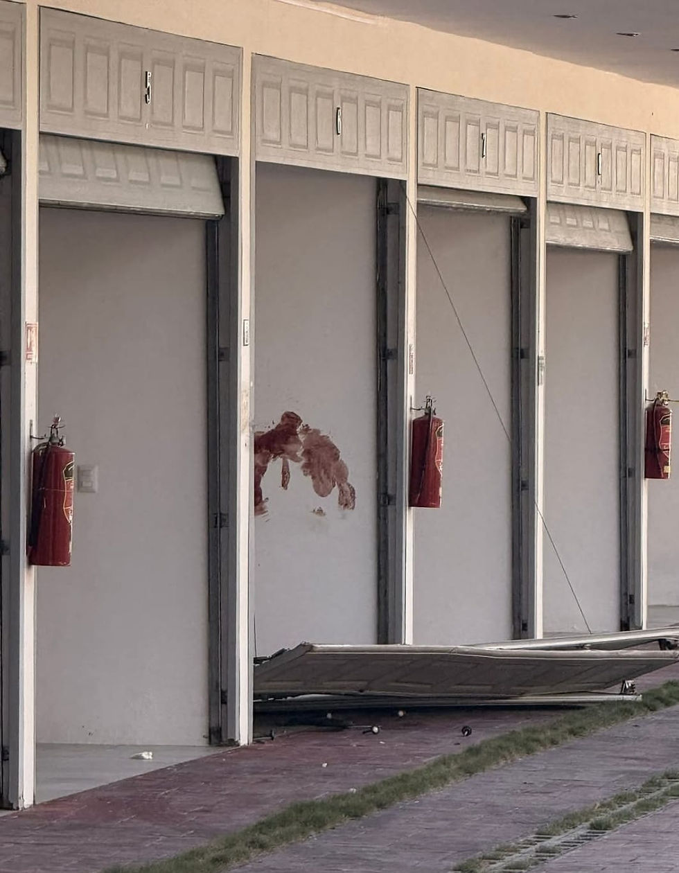 En el interior del motel se localizaron rastros de sangre en muros y pisos y evidentes daños estructurales.