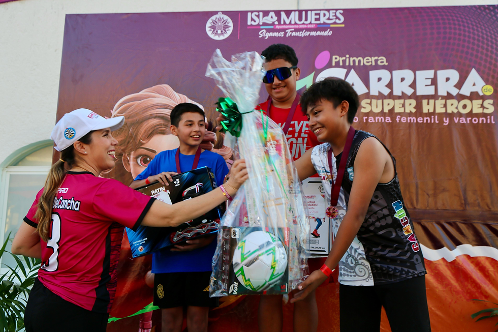 La emoción alcanzó su punto máximo durante la ceremonia de premiación: todos los participantes recibieron una medalla conmemorativa como símbolo de su esfuerzo y alegría, mientras que los ganadores de cada categoría fueron sorprendidos con juguetes y reconocimientos a los disfraces más originales.