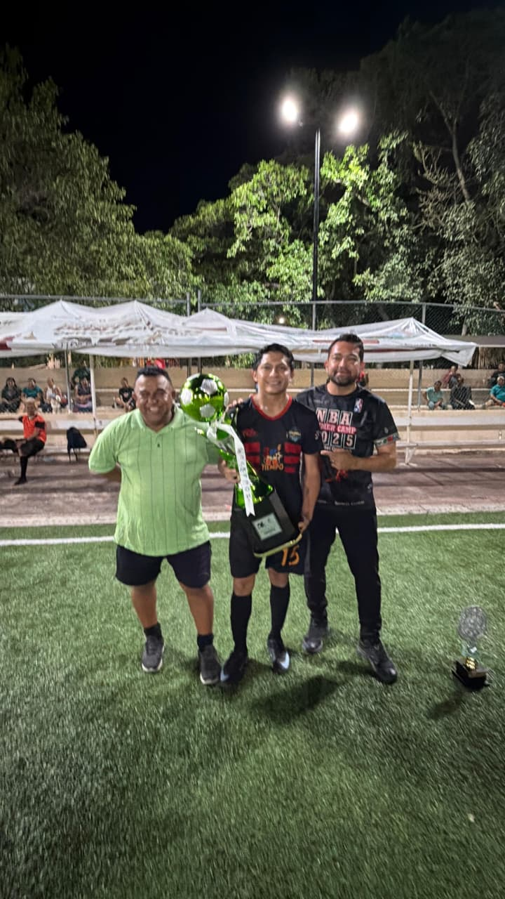 Respaldo del gobierno municipal a quienes promueven el deporte: Beto López, en premiación a ganadores en final de la liga de futbol de la Nicte Ha.