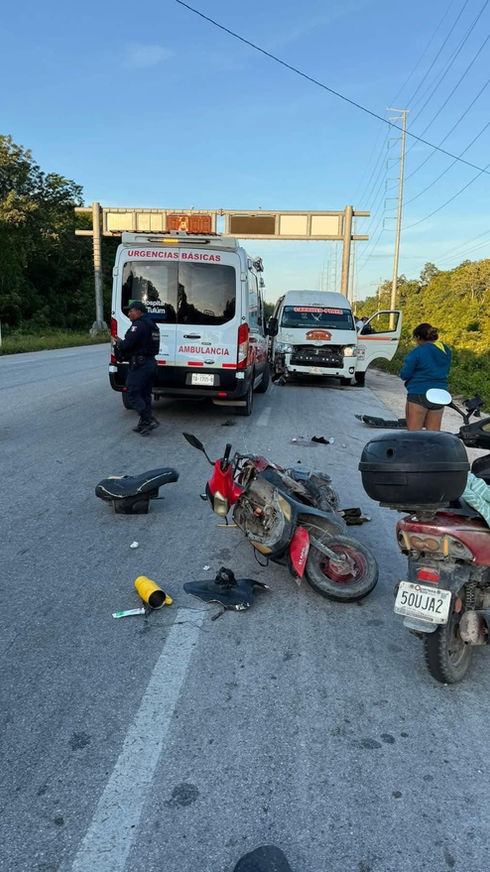 Mujer en motoneta es impactada por colectivo en la carretera Tulum–Carrillo Puerto