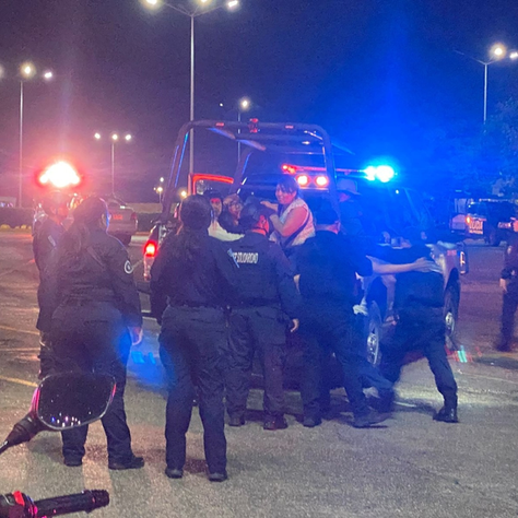 16 mujeres fueron detenidas por bloquear la carretera federal en Playa del Carmen; exigían la liberación de su líder acusado de invasión.