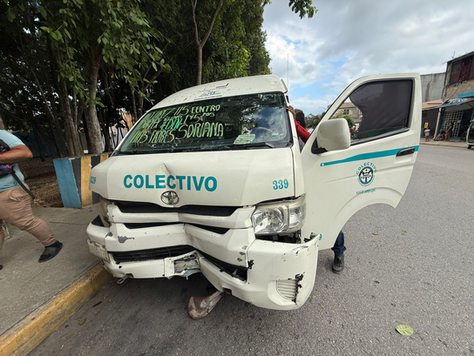 Conductor pierde el control tras discusión con pasajera y choca contra poste en Villas del Sol