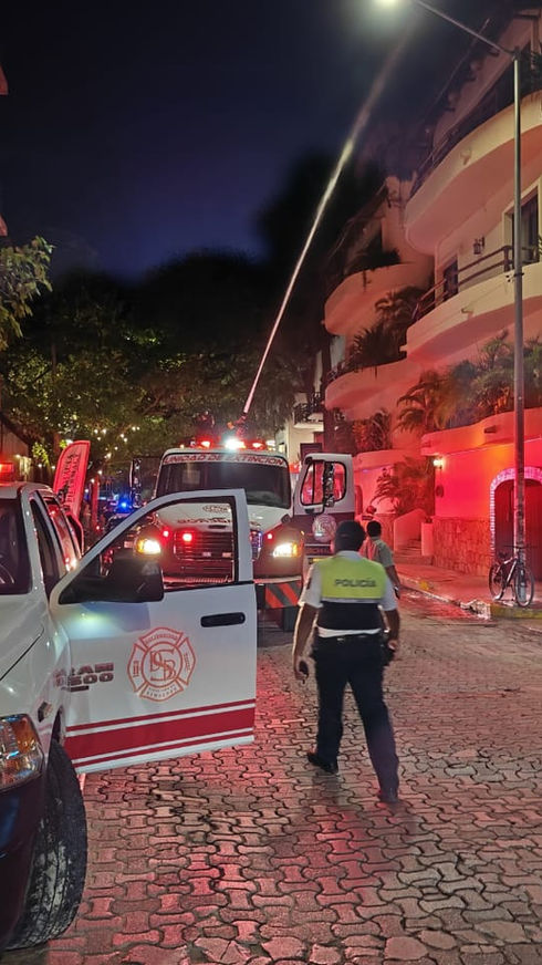 Bomberos de Playa del Carmen sofocan incendio en condominio en zona turística