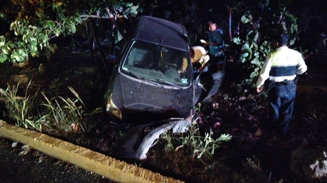 Conductor pierde el control y termina dentro de una zanja sobre el bulevar Playa del Carmen