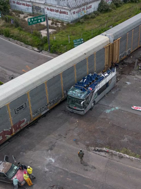 Tragedia en Atlacomulco: choque de tren con autobús deja 10 muertos y 41 heridos