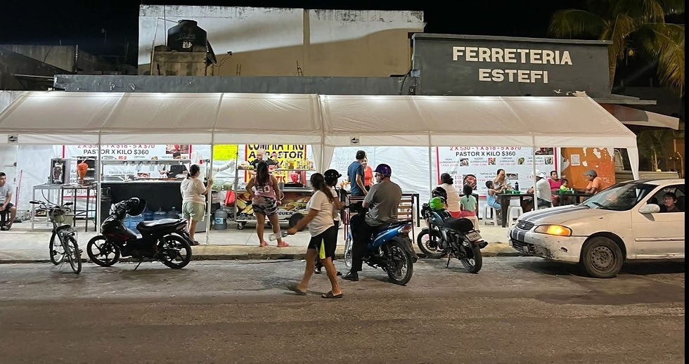 Así funcionaba el enorme puesto de comida que obstruía el libre tránsito peatonal por la amplia banqueta.