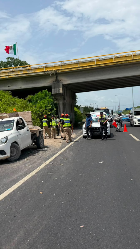 Dos accidentes simultáneos bajo el puente de Calica dejan un lesionado y cuantiosos daños