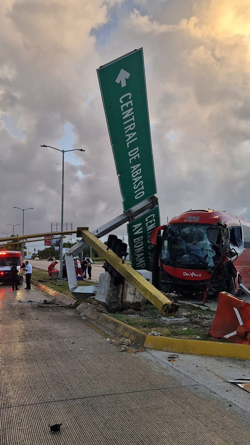 Accidente vial involucra a tres vehículos sobre el Boulevard Luis Donaldo Colosio