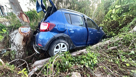 Accidente en la carretera federal 307 deja un vehículo volcado y un herido