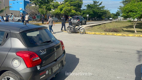 Motociclista lesionado tras ser embestido por un automóvil en Playa del Carmen