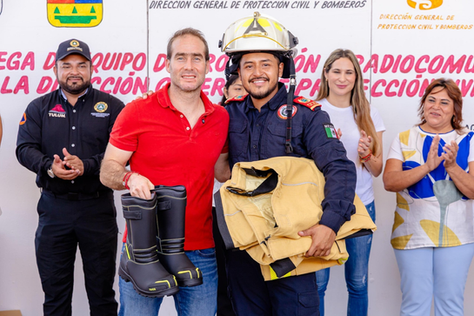 Tulum hace historia con entrega de equipo especializado a bomberos